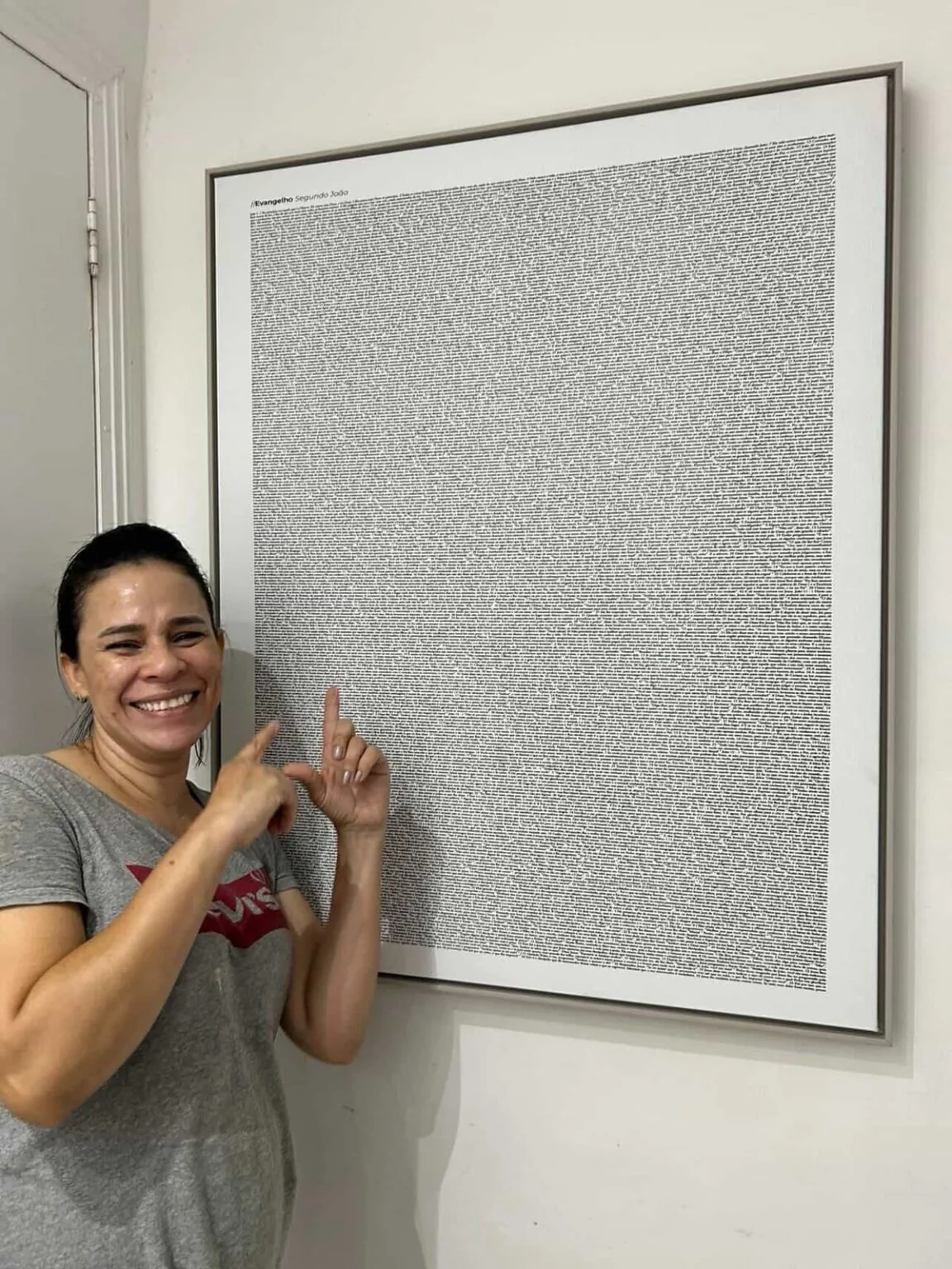 Cliente ao lado da arte do Evangelho de João
